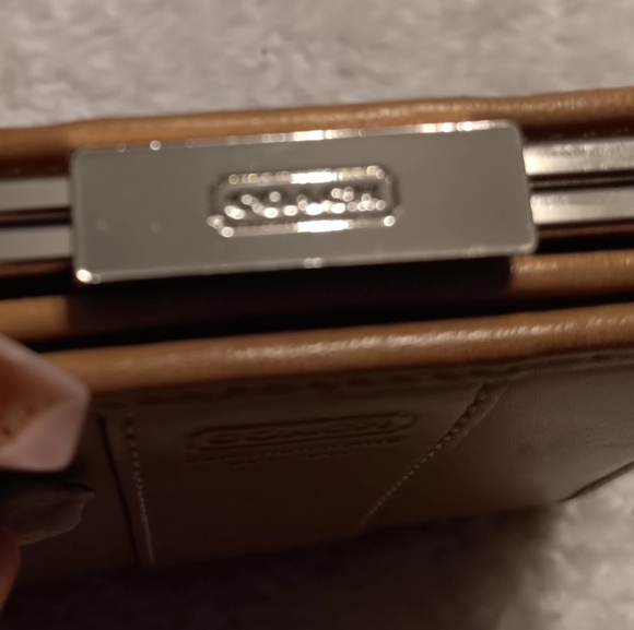 4"x4" Coach wallet beige leather - Picture 2 of 4